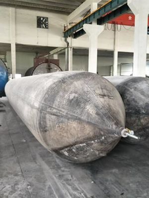 China Airbag de borracha marítima pneumática de sete camadas para doca de lançamento fornecedor